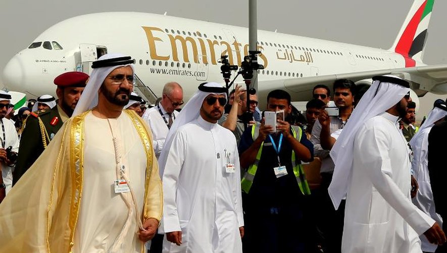 Le souverain de Dubaï, cheikh Mohamed Ben Rached Al-Maktoum, passe à côté d'un A380 d'Emirates Airlines le 17 novembre 2013 à l'ouverture du salon aéronautique de Dubaï