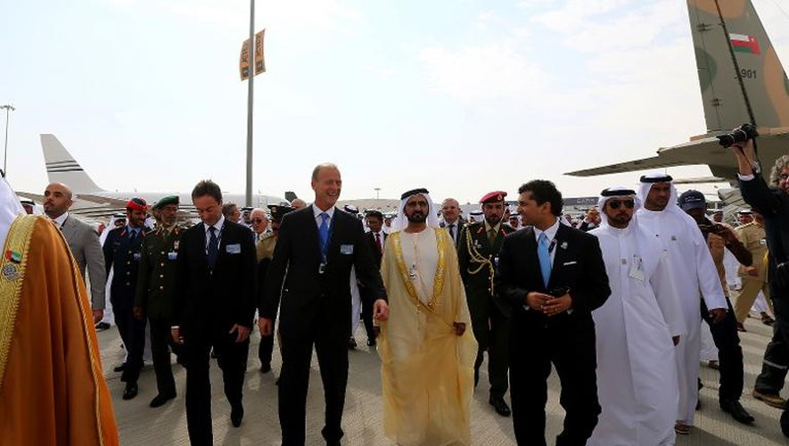 Le souverain de Dubaï, cheikh Mohamed Ben Rached Al-Maktoum (C-D) marche au côté de Tom Enders, directeur général d'EADS (C-G), le 17 novembre 2013 à l'ouverture du salon aéronautique de Dubaï