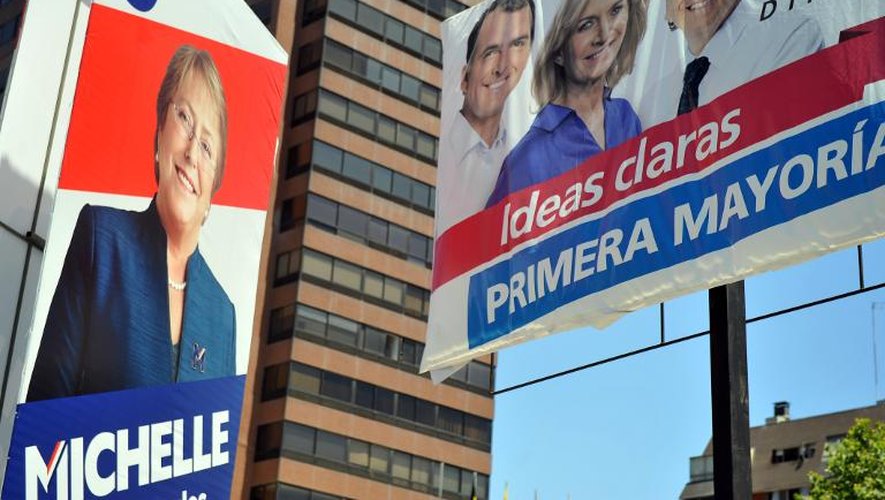 Les affiches électorales  Michelle Bachelet et  Evelyn Matthei le 16 novembre 2013 à Santiago