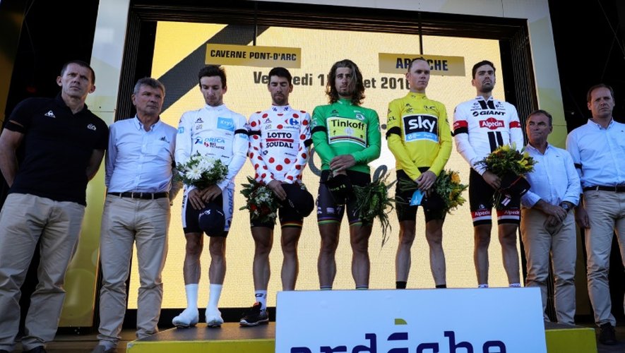 L'hommage des coureurs et des officiels du Tour de France aux victimes de l'attentat de Nice, le 15 juillet à La Caverne du Pont-d'Arc