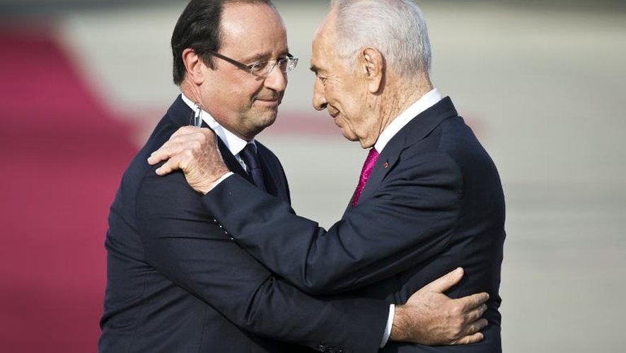 Accolade entre François Hollande et Shimon Peres le 17 novembre 2013 à l'aéroport Ben Gourion à Tel Aviv