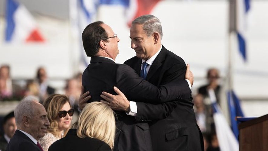 Accolade entre François Hollande et Benjamin Netanyahu le 17 novembre 2013 à l'aéroport Ben Gourion à Tel Aviv