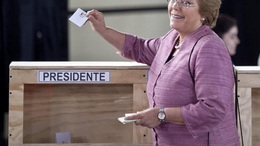 La candidate Michelle Bachelet dépose son bulletin dans l'urne pour les élections présidentielles, le 17 novembre 2013, à Santiago