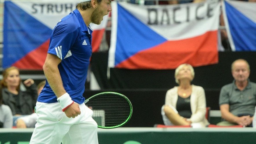 La Français Lucas Pouille face au Tchèque Jiri Vesely en Coupe Davis, le 15 juillet 2016 à Trinec