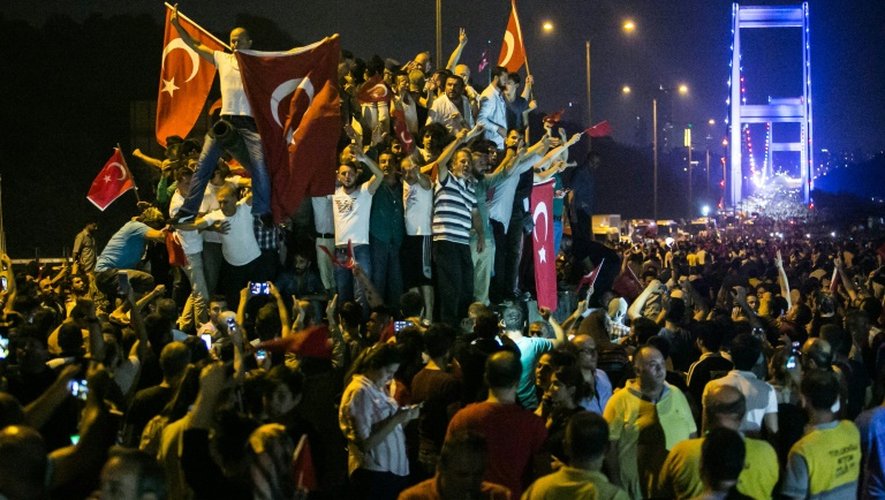 Des manifestants à Istanbul, le 16 juillet 2016