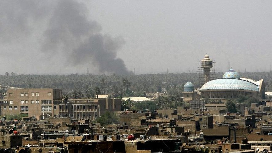 Un panache de fumée s'élève d'un quartier de Bagdad après des  attentats, le 25 août 2010