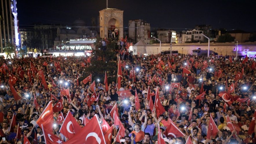 Des partisans du président Erdogan rassemblés Place Taksim, le 16 juillet 2016 à Istanbul
