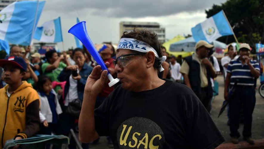 Des manifestants réunis devant le palais présidentiel fêtent la démission du président Otto Pérez, le 3 septembre 2015 à Guatemala City