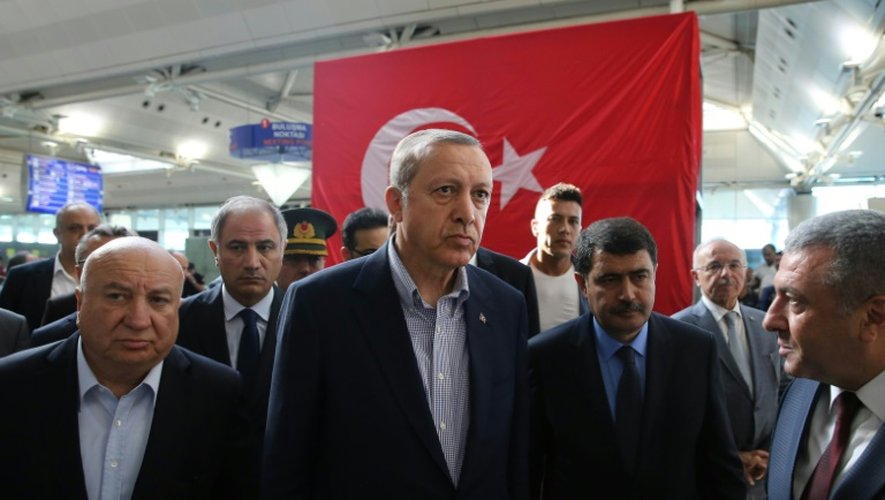 Photo fournie par l'agence de presse présidentielle montrant Recep Tayyip Erdogan à Istanbul, le 2 juillet 2016