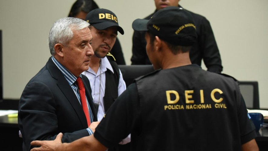 L'ex-président Otto Perez emmené par des policiers après son audition par la justice le 3 septembre 2015 à Guatemala city