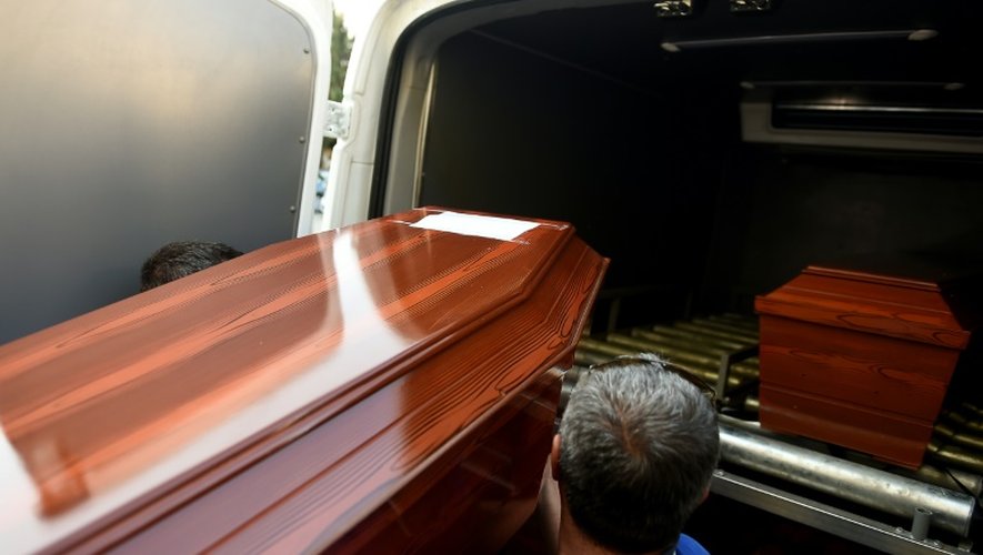Des cercueils dont celui du petit Syrien mort noyé, embarqués dans un véhicule le 3 août 2015 à Mugla en Turquie