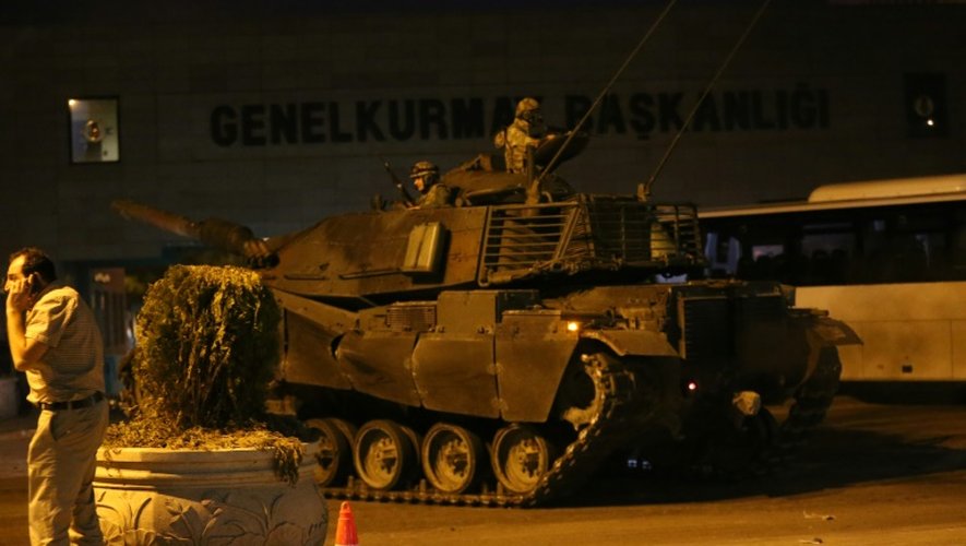 Un char de l'armée turque à Ankara, le 16 juillet 2016