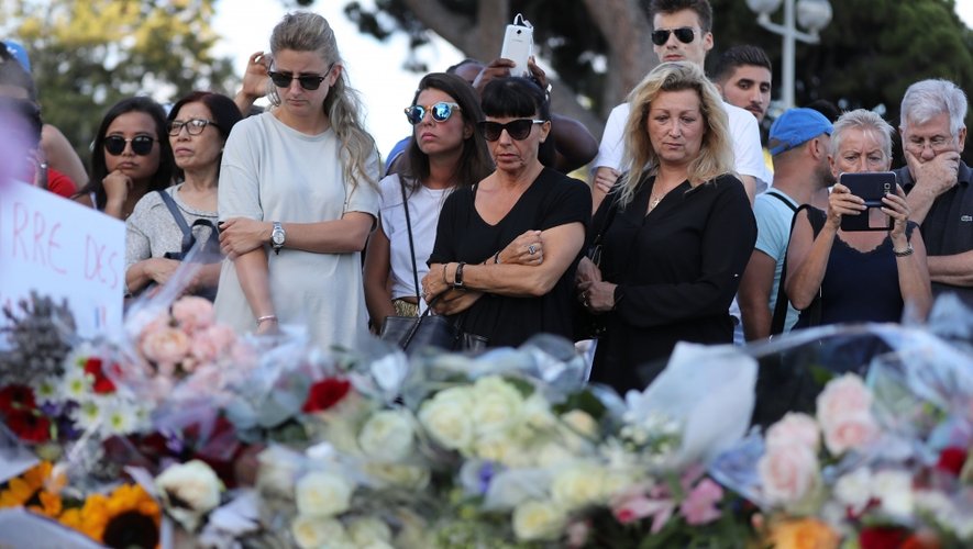 Les hommages aux victimes se multiplient à Nice comme dans le reste du monde.
