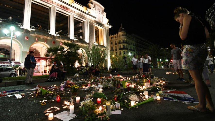 Un mémorial improvisé en hommage aux victimes de l'attentat devant le Palais de la Méditerranée, sur la Promenade des Anglais, le 17 juillet 2016 à Nice