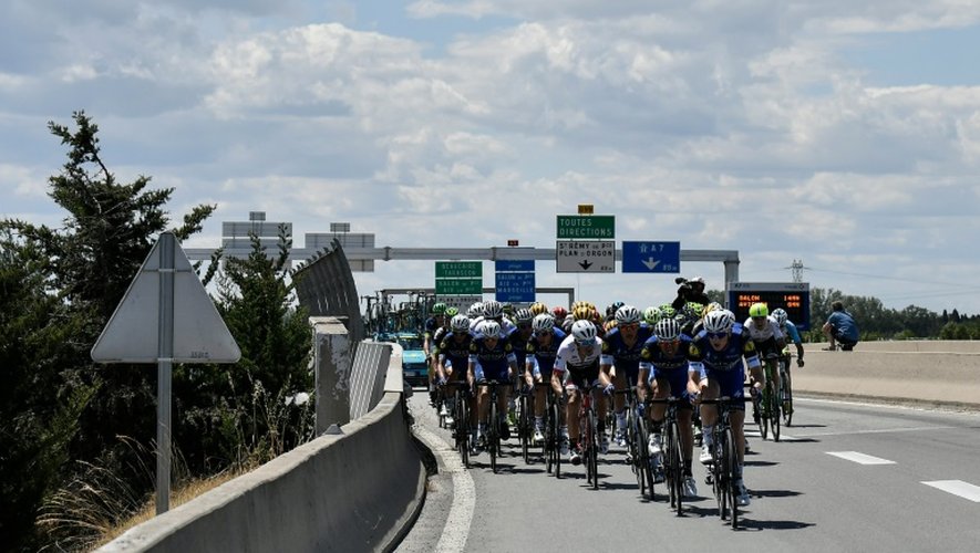 Le peloton du Tour de France en route vers le Chalet Reynard, lors de la 12e étape, le 14 juillet 2016