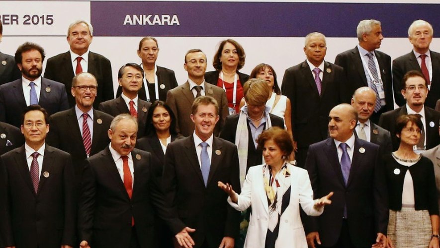 Le ministre turc du Travail Ahmet Erdem (2e g) entouré des ministres de l'Emploi et du Travail du G20, le 3 septembre 2015 à Ankara