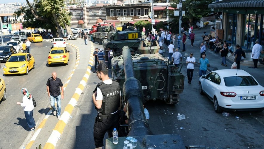 Un policier turc juché sur un tank à Istanbul, le 16 juillet 2016