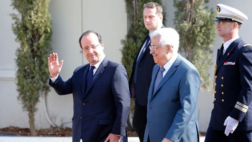François Hollande est accueilli par le président de l'Autorité palestinienne Mahmoud Abbas, le 18 novembre 2013 à Ramallah en Cisjordanie