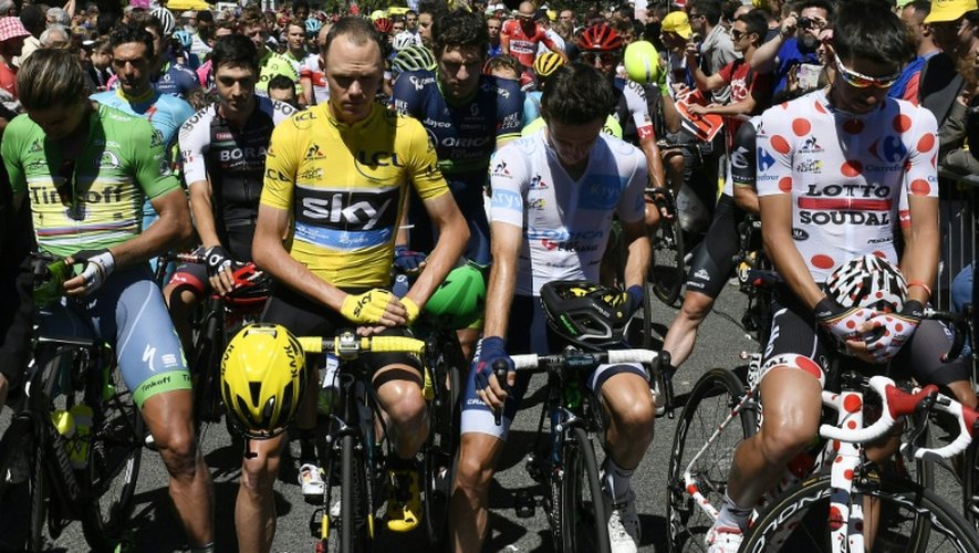 Le peloton du Tour de France observe une minute de silence pour les victimes de l'attaque de Nice,le 16 juillet 2016 à Montélimar