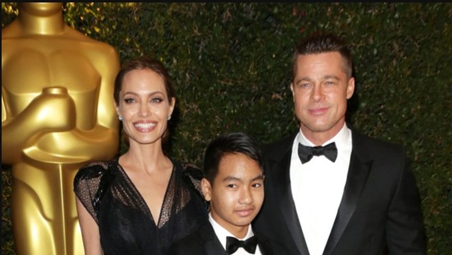 Angelina reçoit un Oscar d&#039;honneur devant Brad Pitt et Maddox pour son action humanitaire