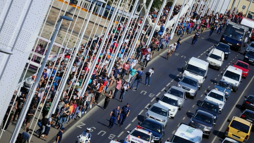 Des centaines de migrants quittent à pied la zone de transit de la gare principale de Budapest pour rejoindre la frontière autrichienne, le 4 Septembre 2015