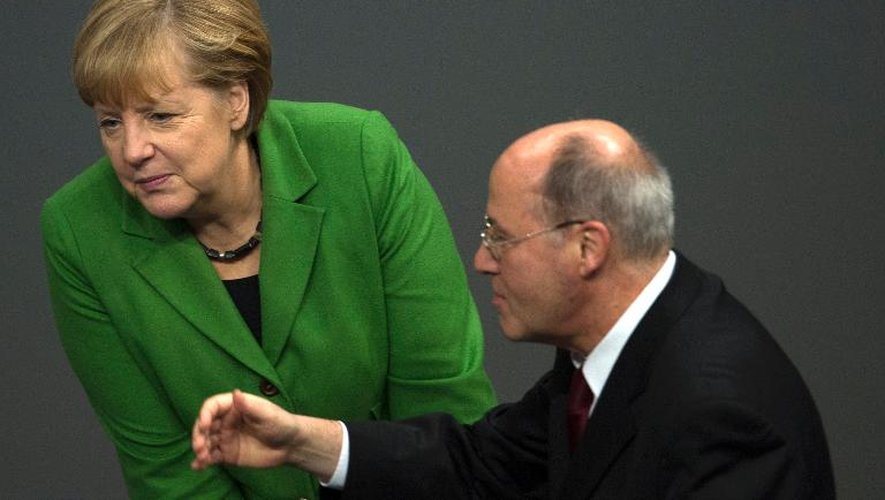 La chancelière allemande Angela Merkel discute le 18 novembre 2013 avec Gregor Gysi, leader du parti de gauche "Die Linke" lors d'une séance extraordinaire au Bundestag, à Berlin
