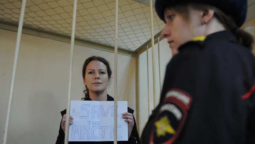 La militante de Greenpeace, Ana Paula Alminhana Maciel, de nationalité brésilienne, comparait le 18 novembre 2013 devant la justice à Saint-Pétersbourg