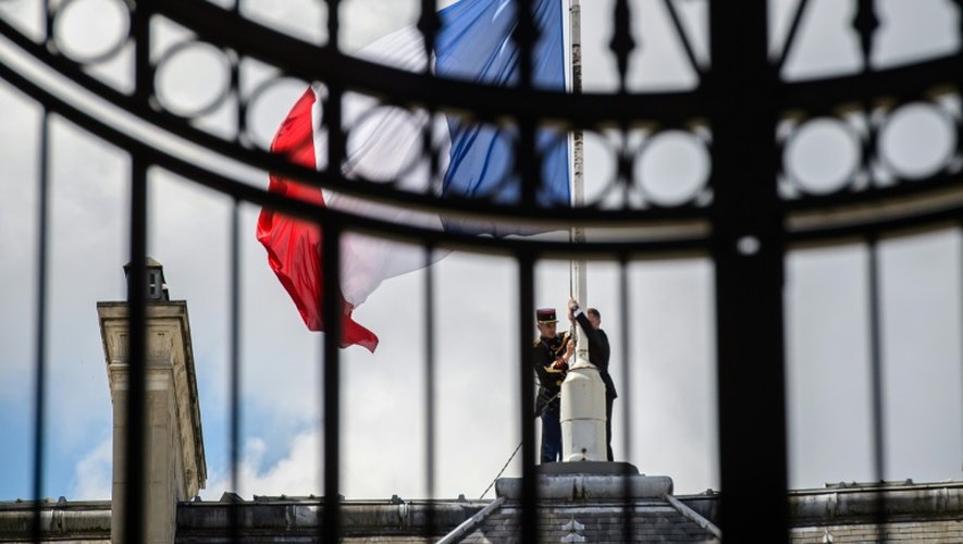 Mise en berne du drapeau national français sur l'Elysée, le 15 juillet 2016