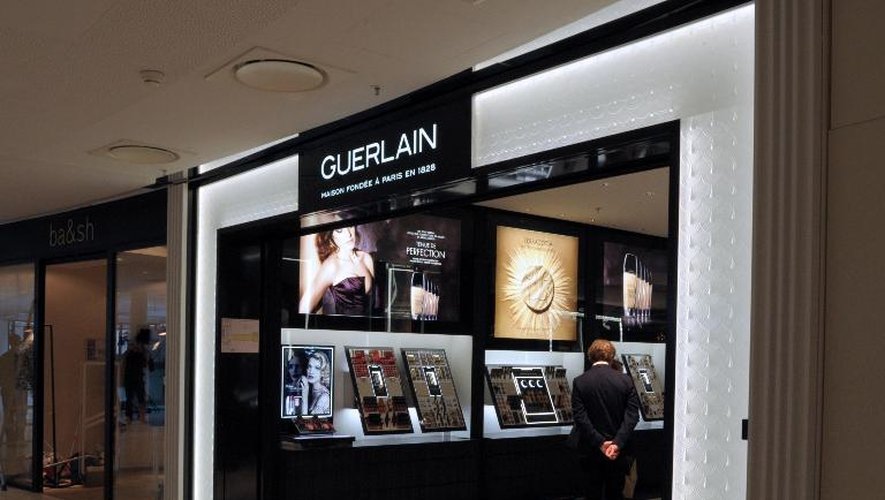 Une boutique Guerlain dans le centre commercial Beaugrenelle à Paris, le 22 octobre 2013