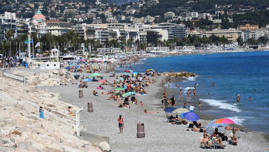 La plage devant la Promenade des Anglais à Nice, le 16 juillet 2016 à Nice