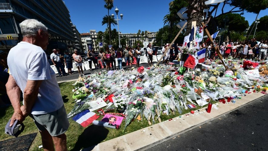 Fleurs, bougies et messages de condoléances s'amoncellent près de la Promenade des Anglais, le 16 juillet 2016 à Nice