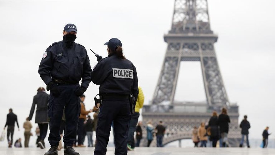 Des policiers patrouillent sur l'Esplanade du Trocadéro, le 18 novembre 2013 à Paris