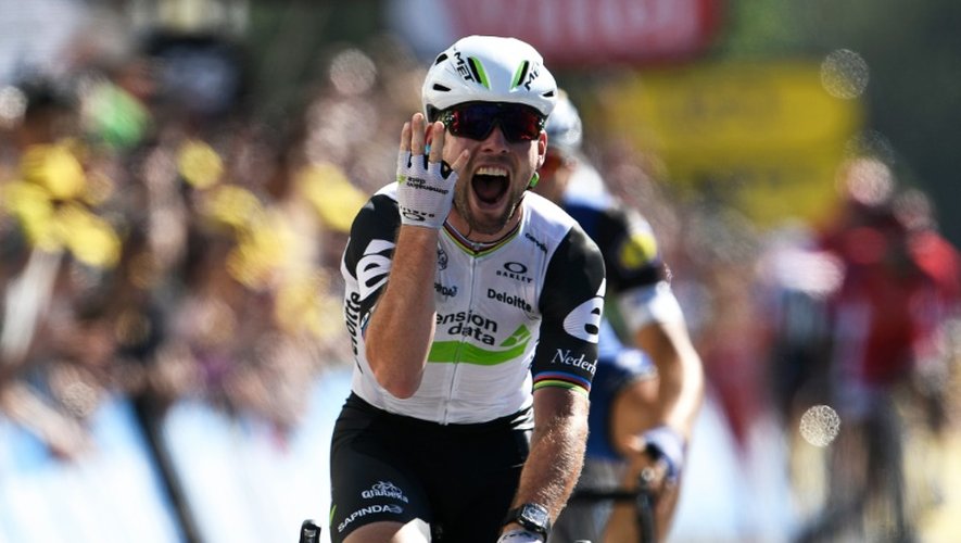 Le Britannique Mark Cavendish (Dimension Data) franchit en vainqueur la 14e étape du Tour, sa 4e victoire dans cette 103e édition, le 16 juillet 2016 à Villars-les-Dombes
