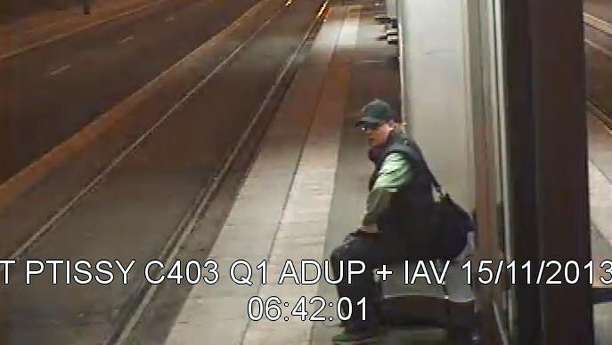 Capture d'image d'une vidéo de surveillance montrant l'homme qui aurait grièvement blessé un photographe au siège de Libération, à un arrêt de tramway à Paris, le 18 novembre 2013