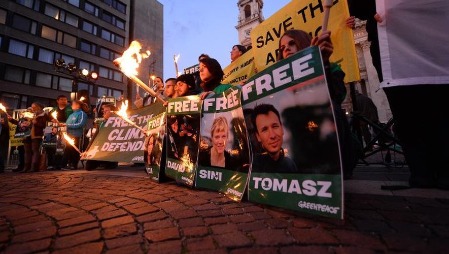 Manifestation de soutien aux 30 membres d'équipage du navire de Greenpeace détenus en Russie, le 16 novembre 2013 à Budapest