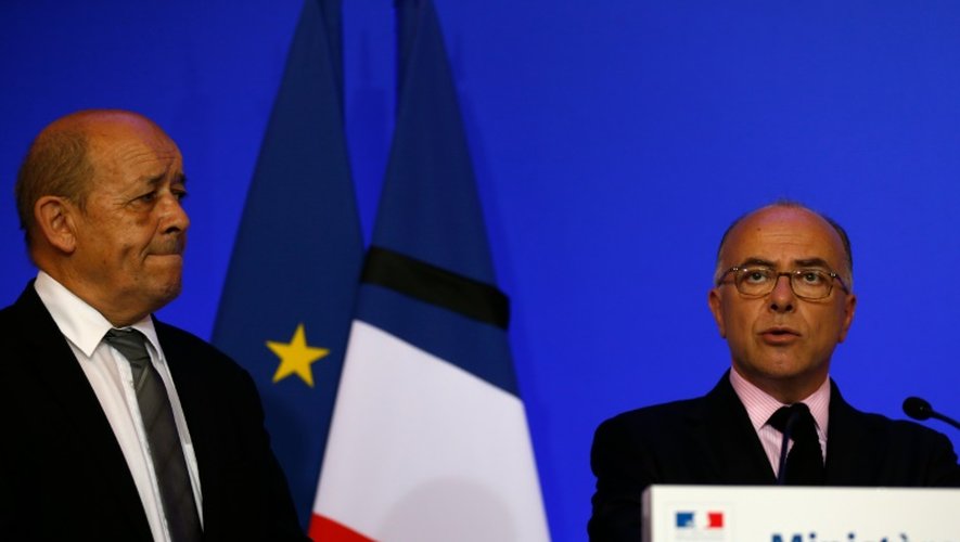 Le ministre de l'Intérieur Bernard Cazeneuve et le ministre de la Défense Jean-Yves Le Drian, le 16 juillet 2016 Place Beauvau à Paris