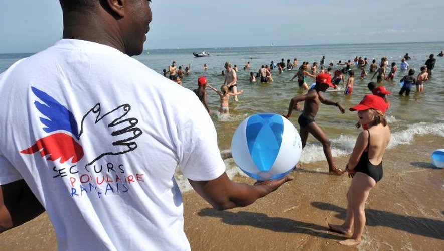 Des enfants défavorisés profitent d'une journée à la mer organisée par le Secours populaire, le 18 août 2009 sur la plage de Cap Cabourg