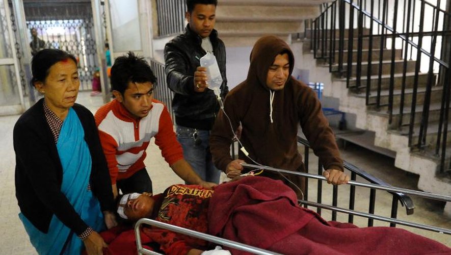Un enfant blessé dans l'explosion d'une bombe artisanale est transporté à l'hôpital, le 19 novembre 2013 à Katmandou, au Népal