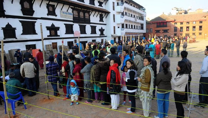 Des électeurs attendent pour voter lors des législatives au Népal, le 19 novembre 2013 à Katmandou
