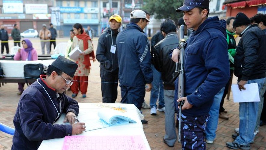 Un policier surveille les préparatifs de vote lors des législatives au Népal, le 19 novembre 2013 à Katmandou