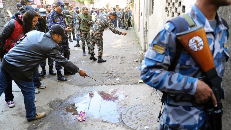 Des policiers sur les lieux où une bombe artisanale a explosé, le 19 novembre 2013 à Katmandou, au Népal