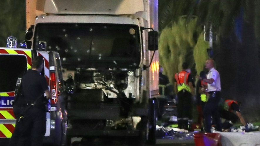 Des policiers autour du camion qui a foncé sur la foule le 14 juillet 2016 sur la Promenade des Anglais à Nice