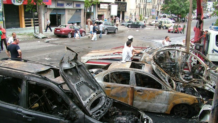 Des voitures calcinées après un attentat suicide à Lattaquié, le 13 août 2015, en Syrie