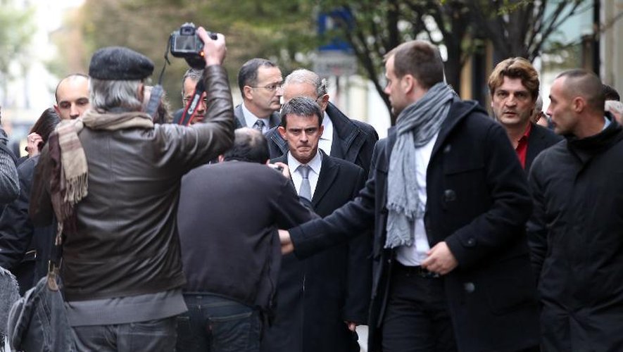 Le ministre de l'Intérieur Manuel Valls devant les locaux de Libération, le 18 novembre 2013