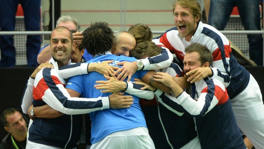 L'équipe de France de Coupe Davis se congratule après la victoire en double de la paire Nicolas Mahut/Pierre-Hugues Herbert, le 16 juillet 2016 à Trinec en République tchèque