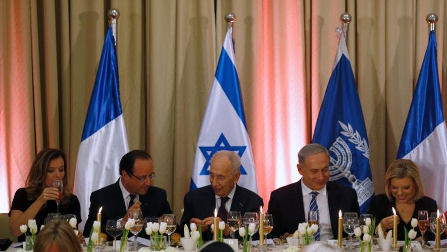 François Hollande en compagnie de Valérie Trierweiler, du président israélien Shimon Peres (centre), du Premier ministre Benjamin Netanyahu et de son épouse Sara (d), à Jérusalem, le 18 novembre 2013