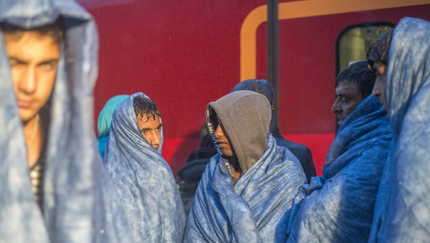 Des migrants s'apprêtent à embarquer à bord d'un train, le 5 septembre 2015 au village de Nickelsdorf pour se rendre à Salzbourg