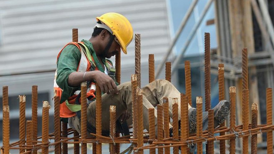 Un ouvrier indien fait une pause sur un chantier à Bombay, le 21 juin 2013
