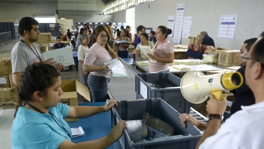 Des fonctionnaires préparent le 4 septembre 2015 à Guatemala City les prochaines élections générales largement contestées par la population