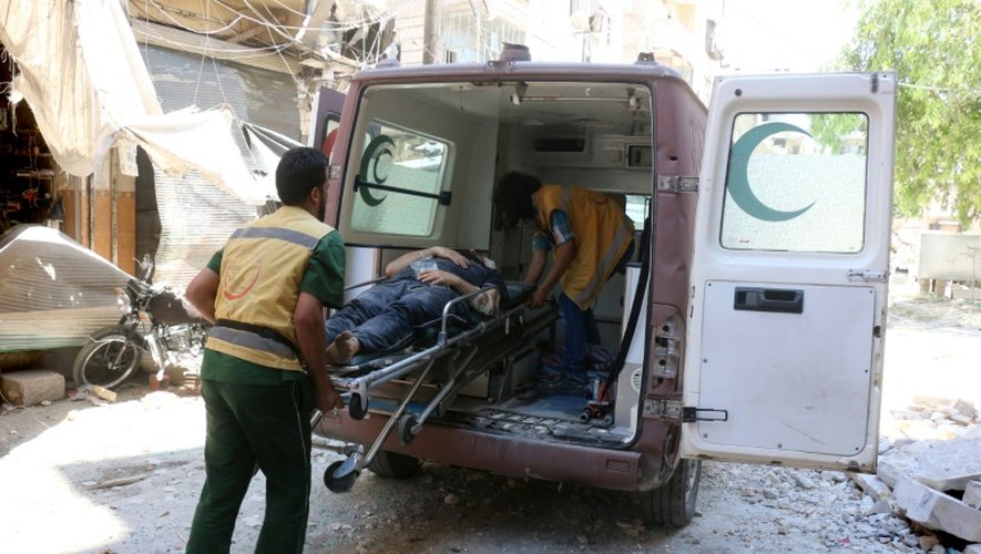 Un blessé évacué par une ambulance à Alep en Syrie, le 16 juillet 2016
